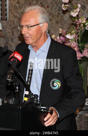 NEW YORK, NY - 17 AVRIL : Franz Beckenbauer, légende du Cosmos de New York, allume le Cosmos Green de l Empire State Building pour lancer et célébrer le début de la saison de printemps 2015 de l équipe à l Empire State Building le 17 avril 2015 à New York. Copyright : xDiegoxCorredor/MediaPunchx Banque D'Images