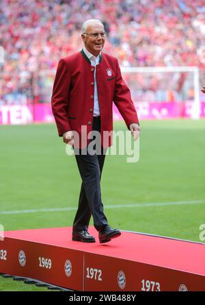 ARCHIVFOTO zum Tod von FRANZ BECKENBAUER Der Kaiser Am 7.1.2024 Franz BECKENBAUER EX-FCB Praesident, Ehrenspielfuehrer FCB Ganzfigurr, Aktion, Portrait, Einzelbild FC BAYERN MUENCHEN - HANNOVER 96 3-1 Fussball 1. Bundesliga , Muenchen, Am 14.05.2016, 34.Spieltag, saison 2015/2016, 1.Liga, 1.Bundesliga,FCB Foto : Peter Schatz Banque D'Images