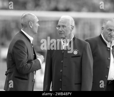 München, Deutschland 08. Janvier 2024 : fussball, Herren, Bundesliga, FC Bayern München, Allianz Arena hier im Bild Franz Beckenbauer, Kaiser, Lichtgestalt, der laut seiner Familie verstorben ist, hier ein Auftritt vom 12.05.2018, Meisterfeier des FC Bayern München, Bild in s/W, Trauer Banque D'Images