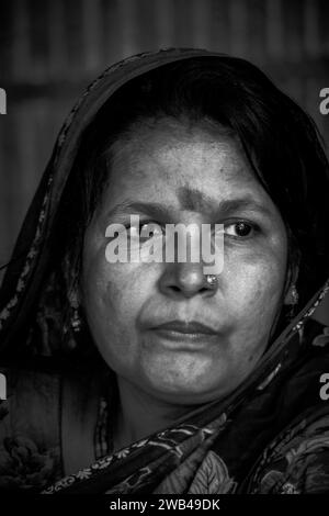 Visage des travailleurs de la poterie, cette image a été prise le 29 décembre 2024, à Saver, Bangladesh Banque D'Images