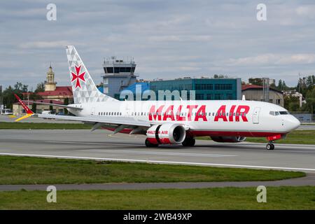Le Boeing 737 MAX 8-200 de Ryanair Malta Air ralentit après l'atterrissage à l'aéroport de Lviv Banque D'Images