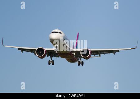 Wizzair Airbus A321 NEO en approche finale atterrissant à l'aéroport international de Lviv Banque D'Images