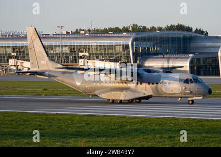 Force aérienne polonaise CASA C-295M au roulage après avoir atterri à Lviv pendant l'heure d'or Banque D'Images