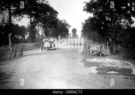 Première édition des 24 heures du Mans course de voitures de sport d'endurance (24 heures du Mans). 26 et 27 juin 1906. Photo de Jean de Biré Banque D'Images