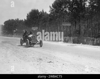 Première édition des 24 heures du Mans course de voitures de sport d'endurance (24 heures du Mans). 26 et 27 juin 1906. La Fiat II pilotée par Felice Nazzaro. Photo de Jean de Biré Banque D'Images