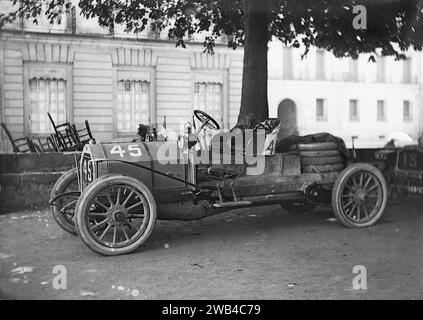 Première édition des 24 heures du Mans course de voitures de sport d'endurance (24 heures du Mans). 26 et 27 juin 1906. La voiture 45 s'est arrêtée. Photo de Jean de Biré Banque D'Images