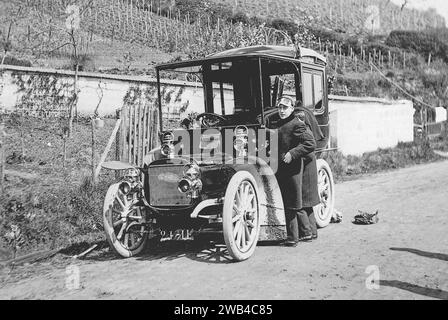 La voiture de Jean de Biré, photographe qui a couvert la première édition des 24 heures du Mans (Grand Prix de l'A.C.F) les 26 et 27 juin 1906. Banque D'Images