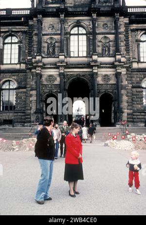 Visiteurs dans les jardins du Zwinger à Dresde, Allemagne de l'est. 1982 Banque D'Images