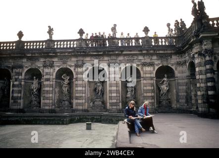 Femmes allemandes dans les jardins du Zwinger à Dresde, Allemagne de l'est. 1982 Banque D'Images