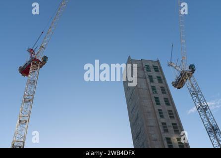 En regardant deux grues et des travaux de construction à Bath Street, dans le centre-ville de Glasgow, en Écosse, par une belle journée d'hiver. Banque D'Images