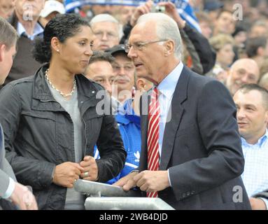 Hambourg, Deutschland. 07 mai 2009. UEFA CUP 2008/2009 Halbfinale 1/2 Rueckspiel 07.05.2009 HSV Hamburg ( GER ) - Werder Bremen (GER Steffi Jones und Franz Beckenbauer Foto ? Nordphoto GmbH/Rust GmbH Der Kaiser ist Tot   Am 07.01.12024 ist Franz Beckernbauer verstorben, so wurde es heute in einer Pressemitteilung bekannt gegegeben R.I.P/dpa/Alamy Live News Banque D'Images