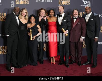 Los Angeles, États-Unis. 07 janvier 2024. (G-D) Edwin Lee Gibson, Abby Elliott, Liza Colón-Zayas, Jeremy Allen White, Ayo Edebiri, Ebon Moss-Bachrach, Matty Matheson, et Lionel Boyce, lauréats du prix de la meilleure série télévisée - comédie ou comédie musicale pour 'The Bear', dans la salle de presse lors de la 81e édition annuelle des Golden Globe Awards tenue au Beverly Hilton à Beverly Hills, CA le dimanche 7 janvier 2024. (Photo de Sthanlee B. Mirador/Sipa USA) crédit : SIPA USA/Alamy Live News Banque D'Images