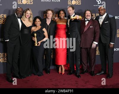 Los Angeles, États-Unis. 07 janvier 2024. (G-D) Edwin Lee Gibson, Abby Elliott, Liza Colón-Zayas, Jeremy Allen White, Ayo Edebiri, Ebon Moss-Bachrach, Matty Matheson, et Lionel Boyce, lauréats du prix de la meilleure série télévisée - comédie ou comédie musicale pour 'The Bear', dans la salle de presse lors de la 81e édition annuelle des Golden Globe Awards tenue au Beverly Hilton à Beverly Hills, CA le dimanche 7 janvier 2024. (Photo de Sthanlee B. Mirador/Sipa USA) crédit : SIPA USA/Alamy Live News Banque D'Images