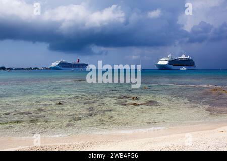 La vue panoramique de deux bateaux de croisière dérivant sous le ciel pluvieux près de George Town, île de Grand Cayman (îles Caïmans). Banque D'Images