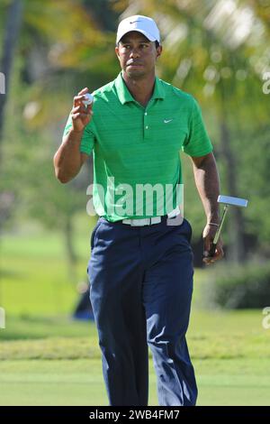 **PHOTO DE FICHIER** Tiger Woods et Nike terminent leur partenariat de 27 ans. MIAMI, FL - 10 MARS : Tiger Woods joue lors de la troisième manche du Championnat du monde de golf Cadillac au Doral Golf Resort and Spa le 10 mars 2012 à Miami, en Floride. Copyright : xmpi04/MediaPunchx Banque D'Images