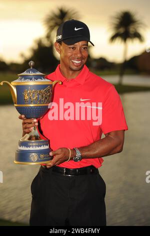 **PHOTO DE FICHIER** Tiger Woods et Nike terminent leur partenariat de 27 ans. MIAMI, FL - 10 MARS : Tiger Woods célèbre la finale du championnat WGC-Cadillac au Trump Doral Golf Resort & Spa le 10 mars 2013 à Miami, en Floride. Crédit : mpi04/MediaPunch Banque D'Images