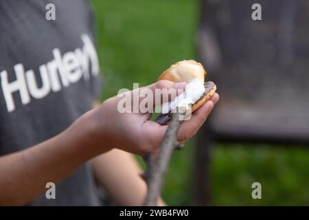 Faire des smores au-dessus d'un feu de camp Banque D'Images