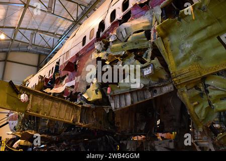 Le National Transportation Safety Board des États-Unis reconstruit l'épave du vol 800 de la TWA dans un hangar en Virginie. Le 17 juillet 1996, vers 2031 h, heure avancée de l'est, Trans World Airlines, Inc. Le vol 800 (TWA), un Boeing 747-131, N93119, s'est écrasé dans l'océan Atlantique près de East Moriches, New York. Le vol TWA 800 était exploité en vertu des dispositions du Code of Federal Regulations de 14, partie 121, en tant que vol international régulier de passagers entre l'aéroport international John F. Kennedy (JFK), New York, et l'aéroport international Charles DeGaulle, Paris, France. Banque D'Images