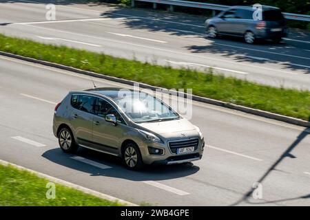 OSTRAVA, RÉPUBLIQUE TCHÈQUE - 24 AOÛT 2023 : voiture multisegment Peugeot 3008 (T84) avec effet de flou de mouvement Banque D'Images