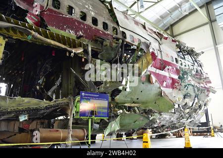 Le National Transportation Safety Board des États-Unis reconstruit l'épave du vol 800 de la TWA dans un hangar en Virginie. Le 17 juillet 1996, vers 2031 h, heure avancée de l'est, Trans World Airlines, Inc. Le vol 800 (TWA), un Boeing 747-131, N93119, s'est écrasé dans l'océan Atlantique près de East Moriches, New York. Le vol TWA 800 était exploité en vertu des dispositions du Code of Federal Regulations de 14, partie 121, en tant que vol international régulier de passagers entre l'aéroport international John F. Kennedy (JFK), New York, et l'aéroport international Charles DeGaulle, Paris, France. Banque D'Images