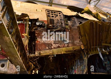 Le National Transportation Safety Board des États-Unis reconstruit l'épave du vol 800 de la TWA dans un hangar en Virginie. Le 17 juillet 1996, vers 2031 h, heure avancée de l'est, Trans World Airlines, Inc. Le vol 800 (TWA), un Boeing 747-131, N93119, s'est écrasé dans l'océan Atlantique près de East Moriches, New York. Le vol TWA 800 était exploité en vertu des dispositions du Code of Federal Regulations de 14, partie 121, en tant que vol international régulier de passagers entre l'aéroport international John F. Kennedy (JFK), New York, et l'aéroport international Charles DeGaulle, Paris, France. Banque D'Images