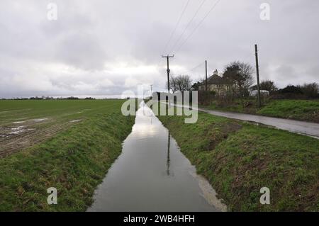 En regardant ssw sur Cocklehole Road de la jonction avec Anchor Road, Walpole Cross Keys, à l'est de Sutton Bridge, Lincolnshire, Angleterre, Royaume-Uni. Banque D'Images