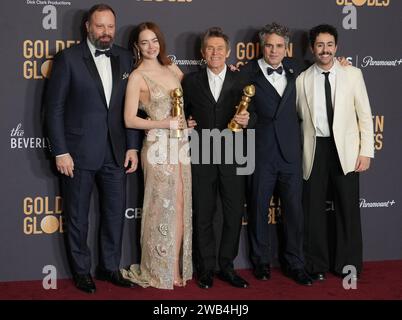 Los Angeles, États-Unis. 07 janvier 2024. (G-D) Yorgos Lanthimos, Emma Stone, Willem Dafoe, Mark Ruffalo et Ramy Youssef, les lauréats du prix du meilleur film, de la comédie ou de la comédie pour « Poor Things » poses dans la salle de presse lors de la 81e édition annuelle des Golden Globe Awards qui s'est tenue au Beverly Hilton de Beverly Hills, Californie, le dimanche 7 janvier 2024. (Photo de Sthanlee B. Mirador/Sipa USA) crédit : SIPA USA/Alamy Live News Banque D'Images