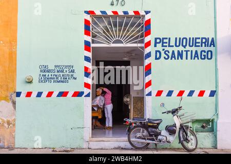 Coiffeur de style ancien, Barrio de Santiago, Downtown Merida, Yucatan, Mexique Banque D'Images