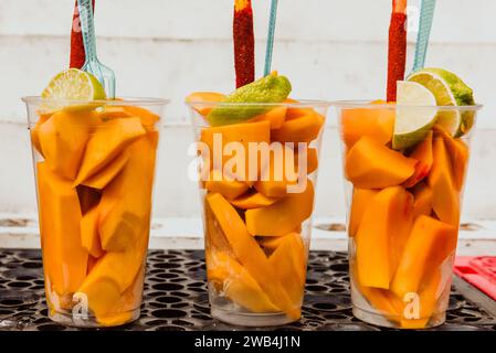 Desserts à la mangue fraîche en vente sur des stands dans la rue, Merida, Yucatan, Mexique Banque D'Images