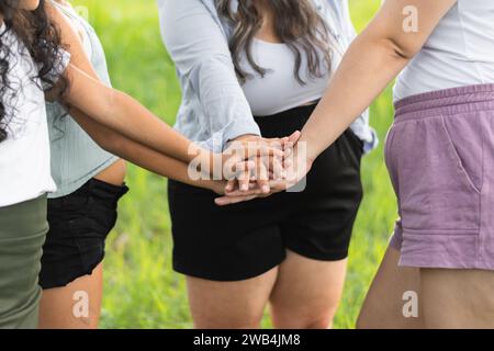 Quatre filles latines joignent leurs mains en signe d’Union et de soutien mutuel, de liberté et d’autonomisation des femmes Banque D'Images