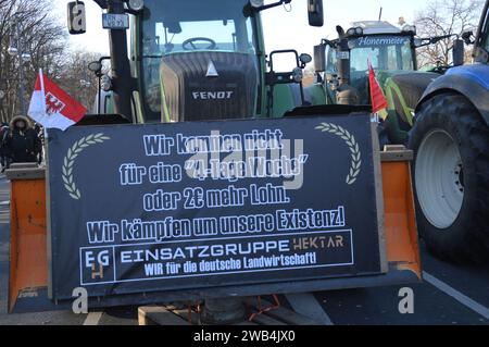 Berlin, Allemagne - 8 janvier 2024 - des agriculteurs allemands manifestent avec des tracteurs à la porte de Brandebourg de Berlin contre les mesures d'austérité. (Photo de Markku Rainer Peltonen) Banque D'Images