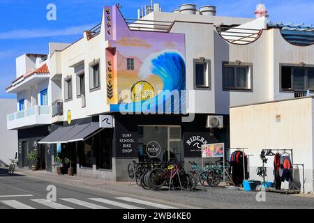 Boutique de surf et boutique de location avec peinture murale colorée, El Cotillo, Fuerteventura, Îles Canaries, Espagne. Prise en novembre 2023 Banque D'Images