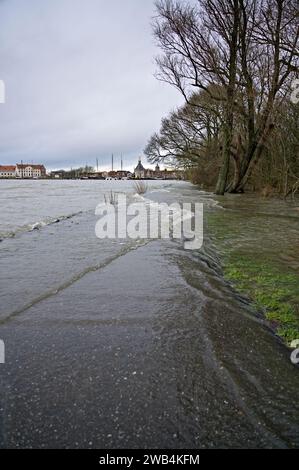 Les vagues du lac Markermeer coulent sur le chemin et inondent le parc Juliana près de la ville portuaire historique de Hoorn. Vue de la tour de défense Hoodtoren Banque D'Images