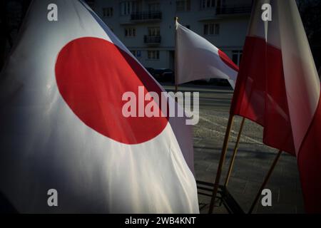 Varsovie, Pologne. 08 janvier 2024. Des drapeaux japonais et polonais sont vus devant le ministère des Affaires étrangères à Varsovie, en Pologne, le 08 janvier 2023. La ministre des Affaires étrangères Yoko Kamikawa a rencontré lundi son homologue polonais Radoslaw Sikorski, après une visite surprise à Kiev pendant le week-end. (Photo Jaap Arriens/Sipa USA) crédit : SIPA USA/Alamy Live News Banque D'Images