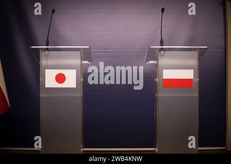 Varsovie, Pologne. 08 janvier 2024. Les drapeaux polonais et japonais sont vus au ministère des Affaires étrangères à Varsovie, Pologne, le 08 janvier 2023. La ministre des Affaires étrangères Yoko Kamikawa a rencontré lundi son homologue polonais Radoslaw Sikorski, après une visite surprise à Kiev pendant le week-end. (Photo Jaap Arriens/Sipa USA) crédit : SIPA USA/Alamy Live News Banque D'Images