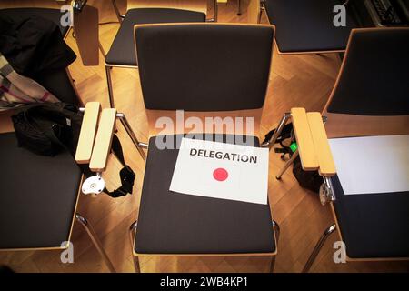 Varsovie, Pologne. 08 janvier 2024. Un panneau avec le drapeau japonais est vu dans la salle de presse du ministère des Affaires étrangères à Varsovie, Pologne, le 08 janvier 2023. La ministre des Affaires étrangères Yoko Kamikawa a rencontré lundi son homologue polonais Radoslaw Sikorski, après une visite surprise à Kiev pendant le week-end. (Photo Jaap Arriens/Sipa USA) crédit : SIPA USA/Alamy Live News Banque D'Images