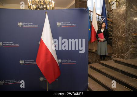 Varsovie, Pologne. 08 janvier 2024. Un membre de la délégation japonaise est vu au ministère des Affaires étrangères à Varsovie, Pologne, le 08 janvier 2023. La ministre des Affaires étrangères Yoko Kamikawa a rencontré lundi son homologue polonais Radoslaw Sikorski, après une visite surprise à Kiev pendant le week-end. (Photo Jaap Arriens/Sipa USA) crédit : SIPA USA/Alamy Live News Banque D'Images