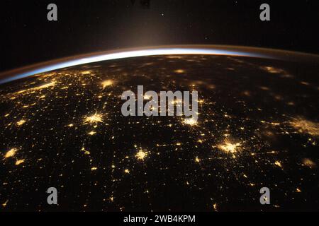 États-Unis - 10 novembre 2023 - les premiers rayons du soleil commencent à éclairer l'atmosphère terrestre sur cette photographie de la Station spatiale internationale sous forme d'orbi Banque D'Images
