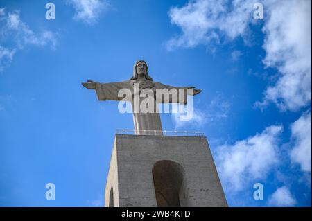 Le Sanctuaire du Christ Roi (Santuário de Cristo Rei) dédié au Sacré-cœur de Jésus surplombant la ville de Lisbonne. Banque D'Images