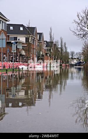 Le niveau d'eau élevé du lac provoque des inondations dans une rue de la ville néerlandaise après la tempête Henk. Les Big Bags et les sacs de sable protègent les maisons et les immeubles d'appartements Banque D'Images