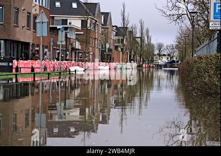 Le niveau d'eau élevé du lac provoque des inondations dans une rue de la ville néerlandaise après la tempête Henk. Big Bags et sacs de sable protègent les maisons et les appartements à Hoorn NL Banque D'Images