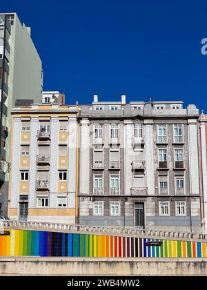 Architecture moderniste et panneau de tuiles, de 1959, par Carlos Botelho, Av. Infante Santo, Lisbonne Banque D'Images