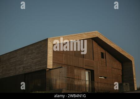 Un bâtiment en briques avec revêtement en bois sur le toit, portes ouvertes au public Banque D'Images