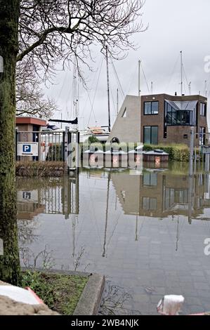 Le bureau du port de Marina Grashaven a été inondé par le niveau d'eau élevé après la tempête Henk. Port néerlandais dans la province de Hollande du Nord, ville Hoorn, pays-Bas Banque D'Images