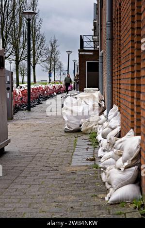 Portes barricadées avec des sacs de sable pour protéger les maisons contre les crues. Big Bags le long de la route pour protéger les maisons et les résidents contre les inondations Banque D'Images