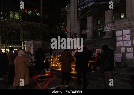 Vancouver, CANADA - 31 2024 décembre : rassemblement pro-palestinien à la veille du nouvel an sur la façade sud de la Vancouver Art Gallery. Banque D'Images