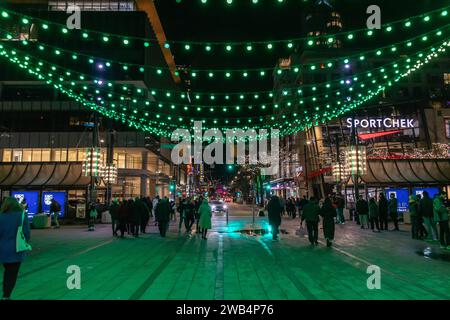 Vancouver, CANADA - 31 2023 décembre : Robson Square le soir du nouvel an. De grandes foules de gens boivent dans les boîtes de nuit et célèbrent le nouvel an Banque D'Images