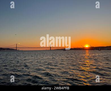 Coucher de soleil sur Lisbonne vu du fleuve Tage Banque D'Images