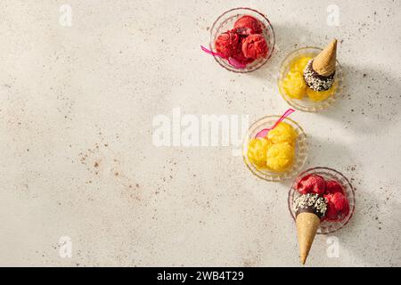 Sorbet aux fruits rafraîchis dans des bols en verre au-dessus de la tête Banque D'Images