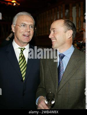 Kitzbuehel, Oest. 25 janvier 2003. FRANZ BECKENBAUER, légende du football, est décédé le 7 janvier 2024 - KITZBUEHEL 2003 : Franz BECKENBAUER und Christian NEUREUTHER - VIP - VIP's - VIP - promis - Promi - ski - skirennen - hiver - Tyrol - oesterreich - ˆsterreich - kitzb¸hel - Prominente - sport - portrait - FC - Bayern -President - Praesident - Audi - AG - Gestik - mimik - fête - Feier - ( © ATP Bildagentur Muenchen/SPP) crédit : SPP Sport Press photo. /Alamy Live News Banque D'Images